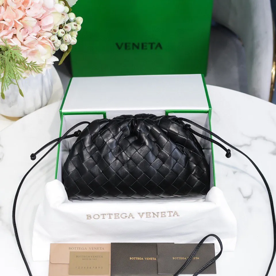 Batch 1260 Real shots👇Large plaid weaving The pouch cloud bag is the first series designed by former Celine designer Daniel Lee after joining BV. The upper body is extremely ecstatic ~ fashionable and classy ~ elegant and concise, lazy and intellectual size: 23*13*8 [Little Cloud Rough Weave#]